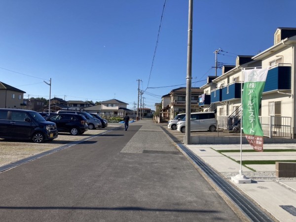 加古川市別府町新野辺北町、新築一戸建ての前面道路を含む現地写真画像です