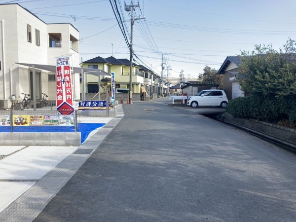 加古川市東神吉町西井ノ口、新築一戸建ての前面道路を含む現地写真画像です