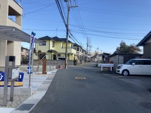 加古川市東神吉町西井ノ口、新築一戸建ての前面道路を含む現地写真画像です