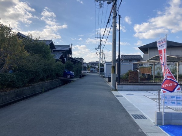 加古川市東神吉町西井ノ口、新築一戸建ての前面道路を含む現地写真画像です