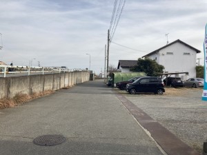 加古川市別府町新野辺北町、新築一戸建ての前面道路を含む現地写真画像です