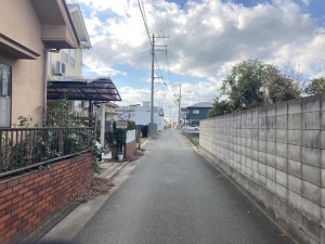 加古川市尾上町養田、中古一戸建ての前面道路を含む現地写真画像です