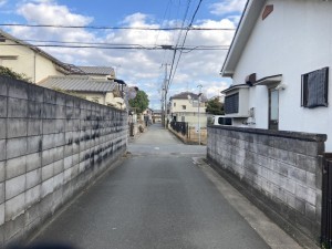 加古川市尾上町養田、中古一戸建ての前面道路を含む現地写真画像です