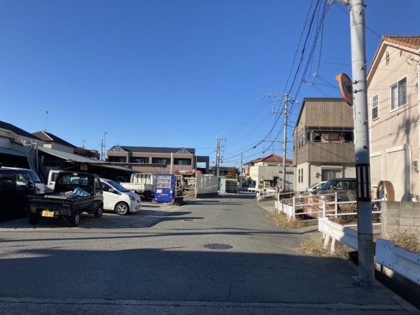 加古川市野口町坂井、中古一戸建ての前面道路を含む現地写真画像です