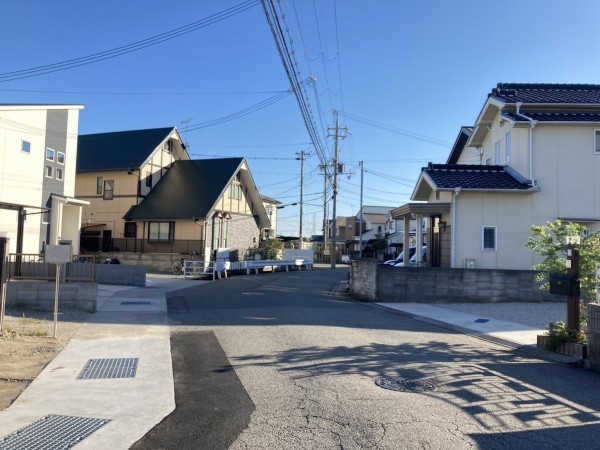 加古川市野口町坂井、中古一戸建ての前面道路を含む現地写真画像です