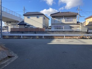 加古川市加古川町中津、中古一戸建ての前面道路を含む現地写真画像です