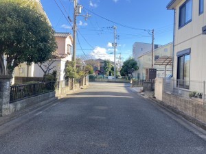 加古川市加古川町中津、中古一戸建ての前面道路を含む現地写真画像です