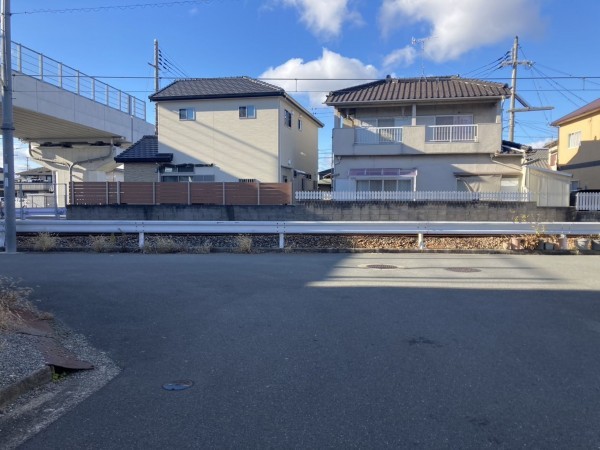 加古川市加古川町中津、中古一戸建ての前面道路を含む現地写真画像です