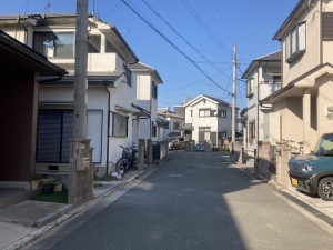 加古川市野口町野口、中古一戸建ての前面道路を含む現地写真画像です