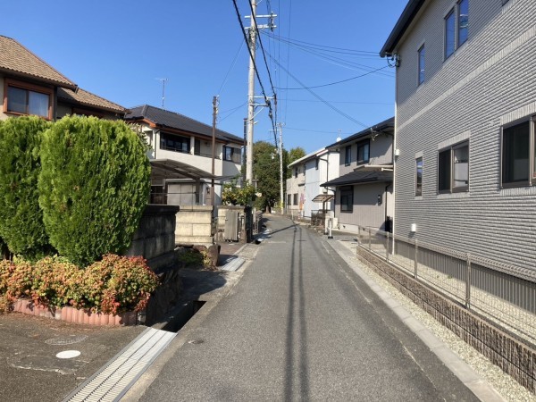加古川市東神吉町西井ノ口、中古一戸建ての前面道路を含む現地写真画像です