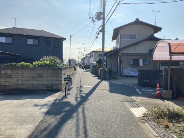 加古川市東神吉町西井ノ口、中古一戸建ての前面道路を含む現地写真画像です
