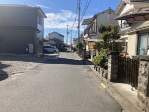 加古川市加古川町中津、中古一戸建ての前面道路を含む現地写真画像です