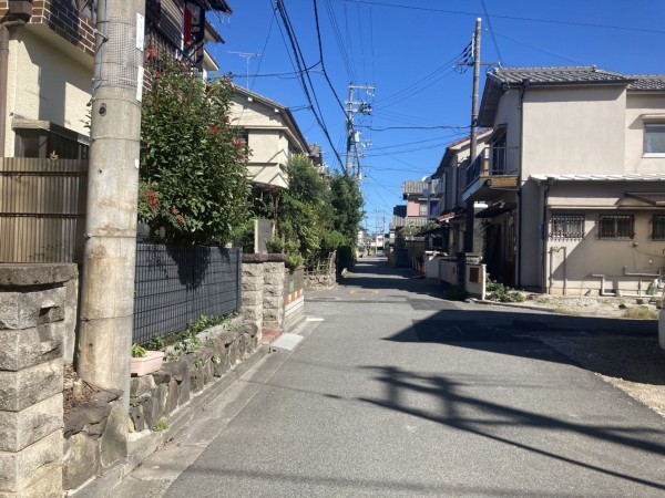 加古川市加古川町中津、中古一戸建ての前面道路を含む現地写真画像です