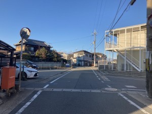 加古川市加古川町中津、中古一戸建ての前面道路を含む現地写真画像です