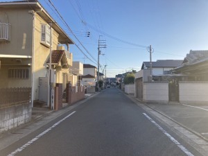 加古川市加古川町中津、中古一戸建ての前面道路を含む現地写真画像です