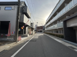 船橋市海神、新築一戸建ての前面道路を含む現地写真画像です