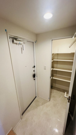 船橋市本町、マンションの玄関画像です