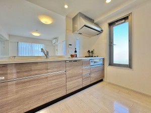 三郷市彦成、マンションの画像です