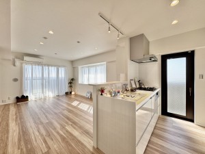 三郷市三郷、マンションの画像です