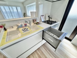 三郷市三郷、マンションの画像です