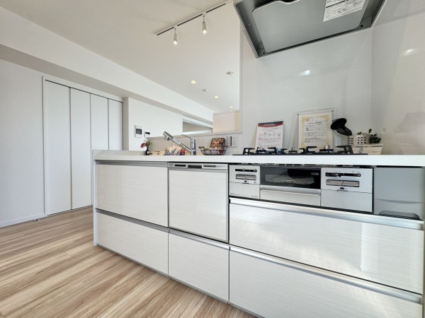 三郷市三郷、マンションの画像です