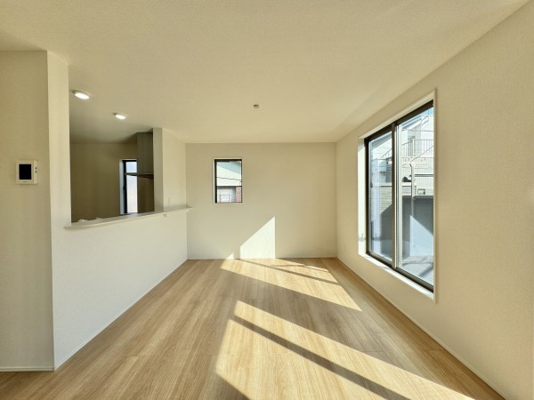 吉川市大字共保、新築一戸建ての画像です