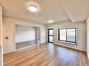 吉川市中野、マンションの画像です