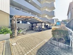 吉川市中野、マンションの画像です