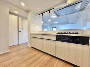 吉川市中野、マンションの画像です