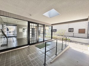 吉川市中野、マンションの画像です