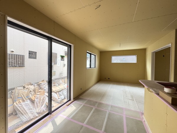 吉川市栄町、新築一戸建ての居間画像です