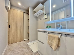 三郷市早稲田、マンションの画像です