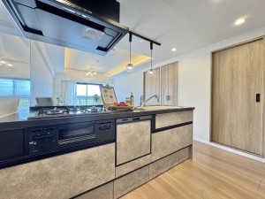 三郷市早稲田、マンションの画像です