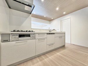 吉川市栄町、マンションの画像です