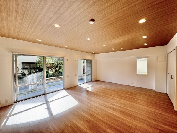 吉川市栄町、マンションの画像です