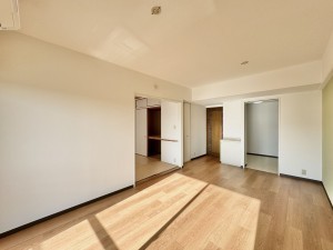 三郷市高州、マンションの画像です