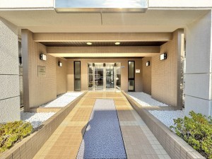 三郷市高州、マンションの画像です