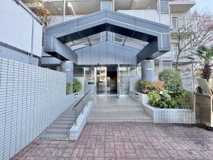 三郷市高州、マンションの画像です