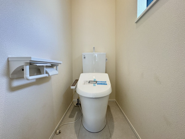 吉川市中曽根、新築一戸建てのトイレ画像です