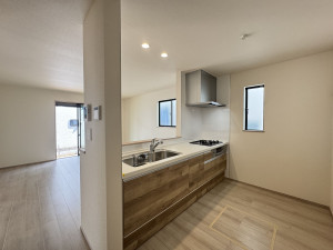 吉川市中曽根、新築一戸建てのキッチン画像です