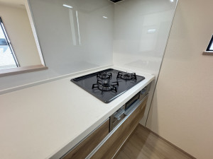 吉川市中曽根、新築一戸建てのキッチン画像です