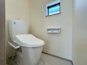 吉川市中曽根、新築一戸建てのトイレ画像です