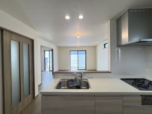吉川市中曽根、新築一戸建てのキッチン画像です