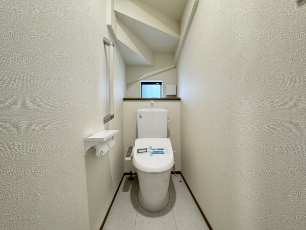 吉川市中曽根、新築一戸建てのトイレ画像です