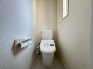 吉川市中曽根、新築一戸建てのトイレ画像です