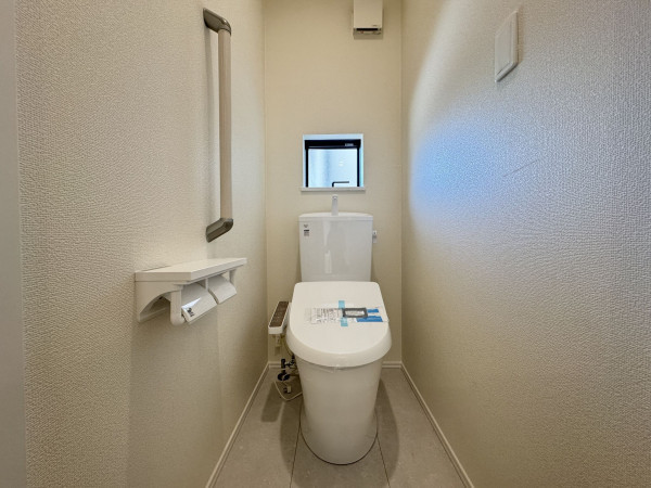 吉川市中曽根、新築一戸建てのトイレ画像です