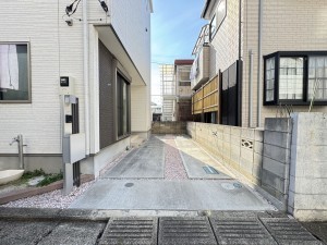 吉川市栄町、中古一戸建ての駐車場画像です