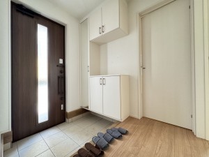 吉川市栄町、中古一戸建ての玄関画像です