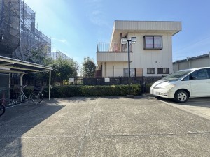 吉川市木売、マンションの駐車場画像です