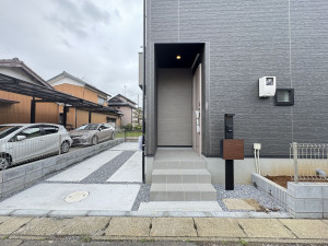 吉川市高久、新築一戸建ての玄関画像です